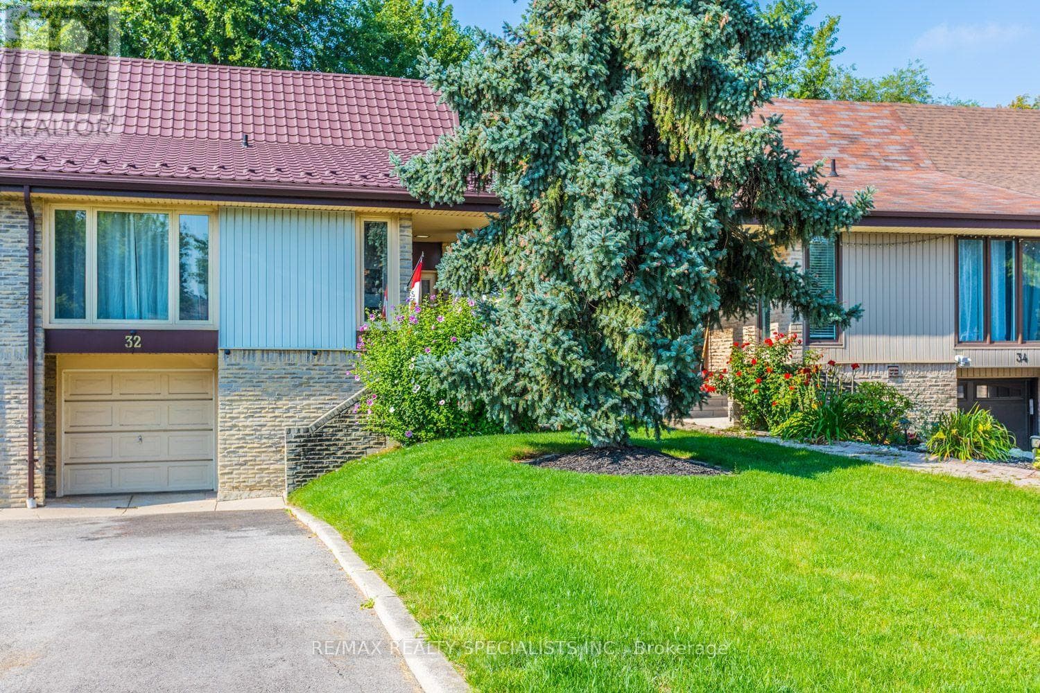 Single Family at 32 Falconer Drive, Mississauga (Streetsville), Ontario - Photo 4 - RE/MAX Garden City Realty