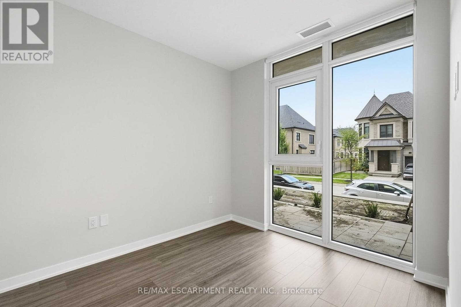 Single Family at 122- 2500 Saw Whet Boulevard, Oakville (GA Glen Abbey), Ontario - Photo 8 - RE/MAX Garden City Realty