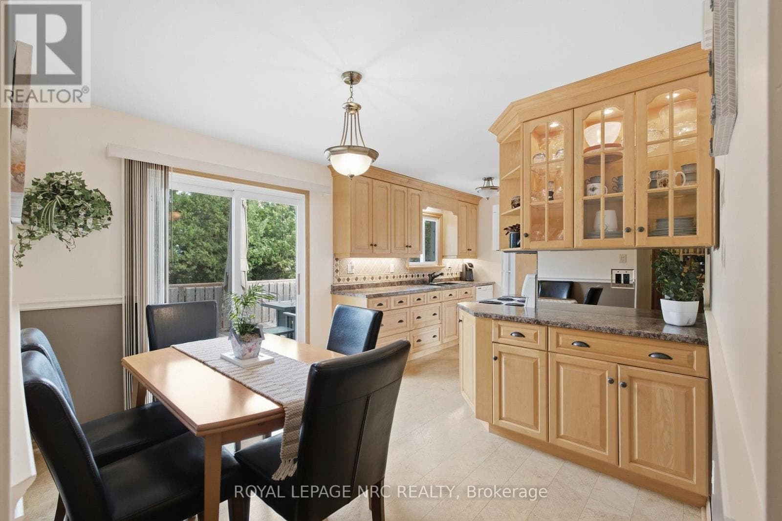 Single Family at 37 Viking Drive, Grimsby (Grimsby West), Ontario - Photo 10 - RE/MAX Garden City Realty