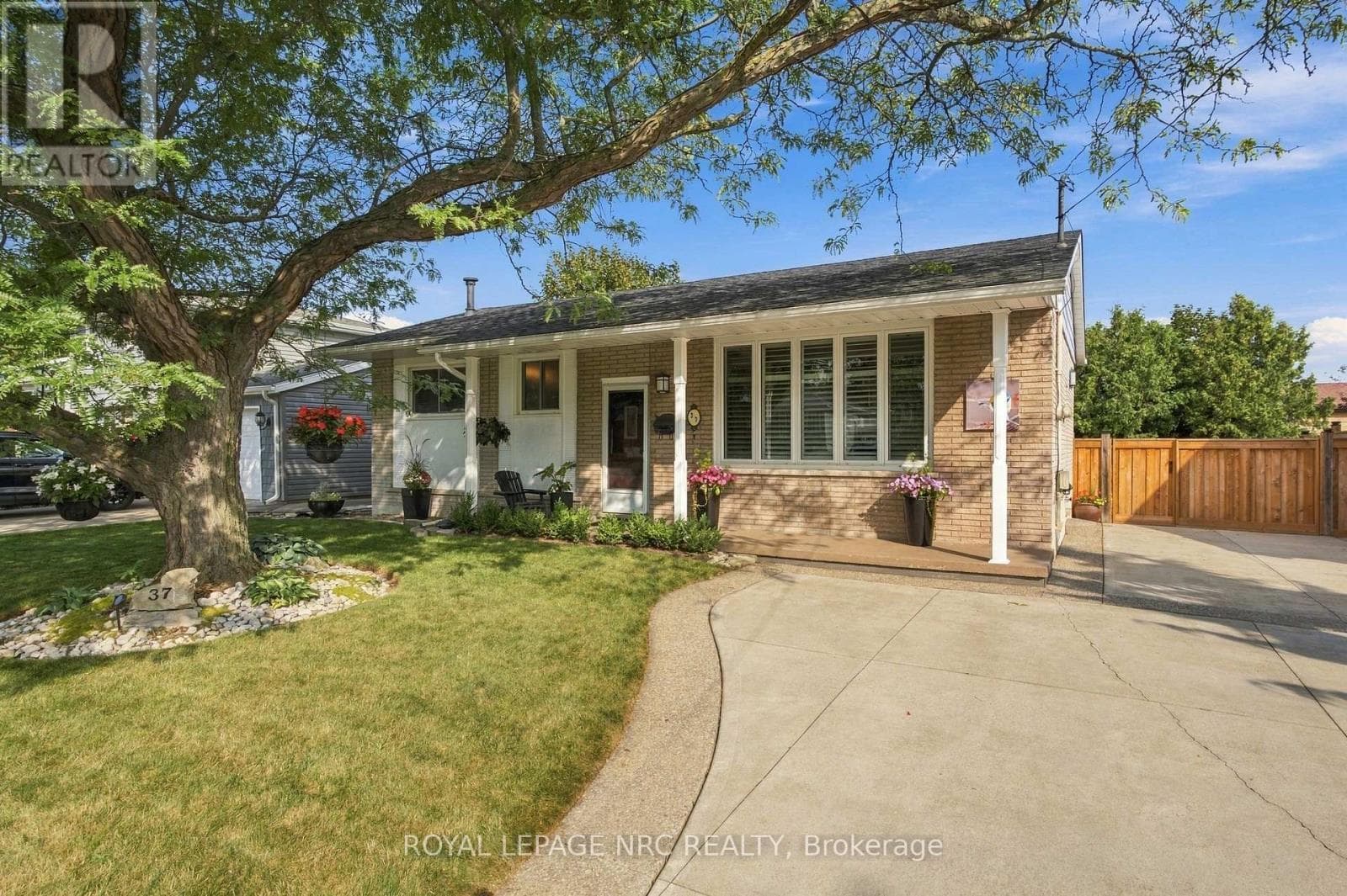 Single Family at 37 Viking Drive, Grimsby (Grimsby West), Ontario - Photo 2 - RE/MAX Garden City Realty