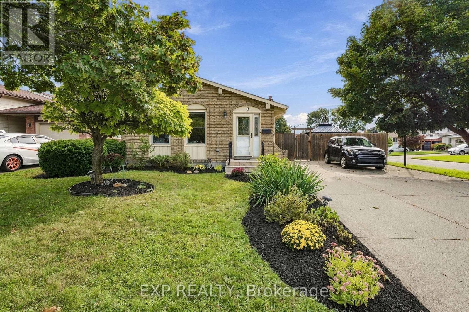 Single Family at 7 Roehampton Avenue, St. Catharines (Carlton/Bunting), Ontario - Photo 2 - RE/MAX Garden City Realty