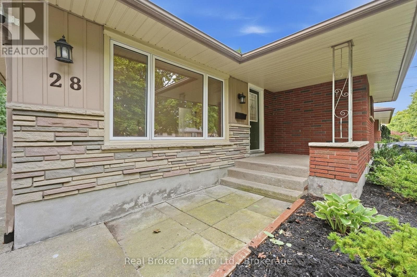 Single Family at 28 BRENTWOOD Drive, St. Catharines (Carlton/Bunting), Ontario - Photo 3 - RE/MAX Garden City Realty