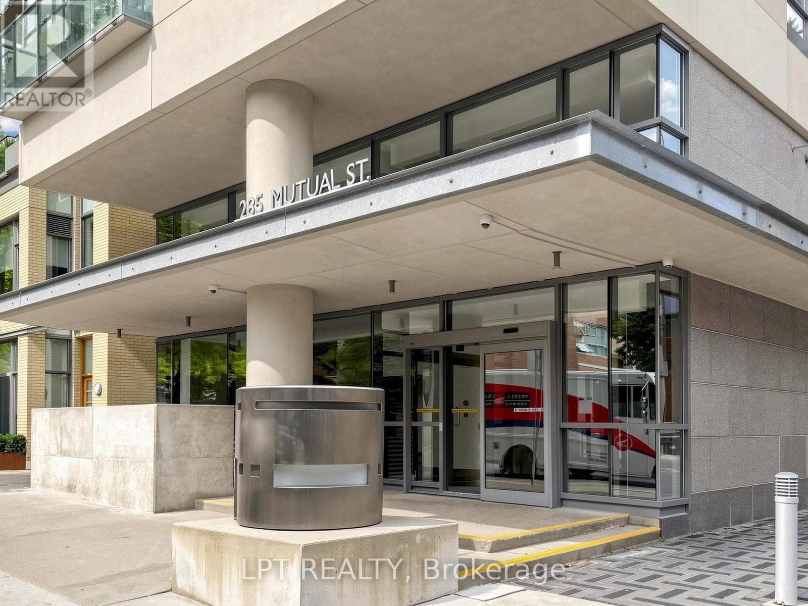 1108- 285 Mutual Street