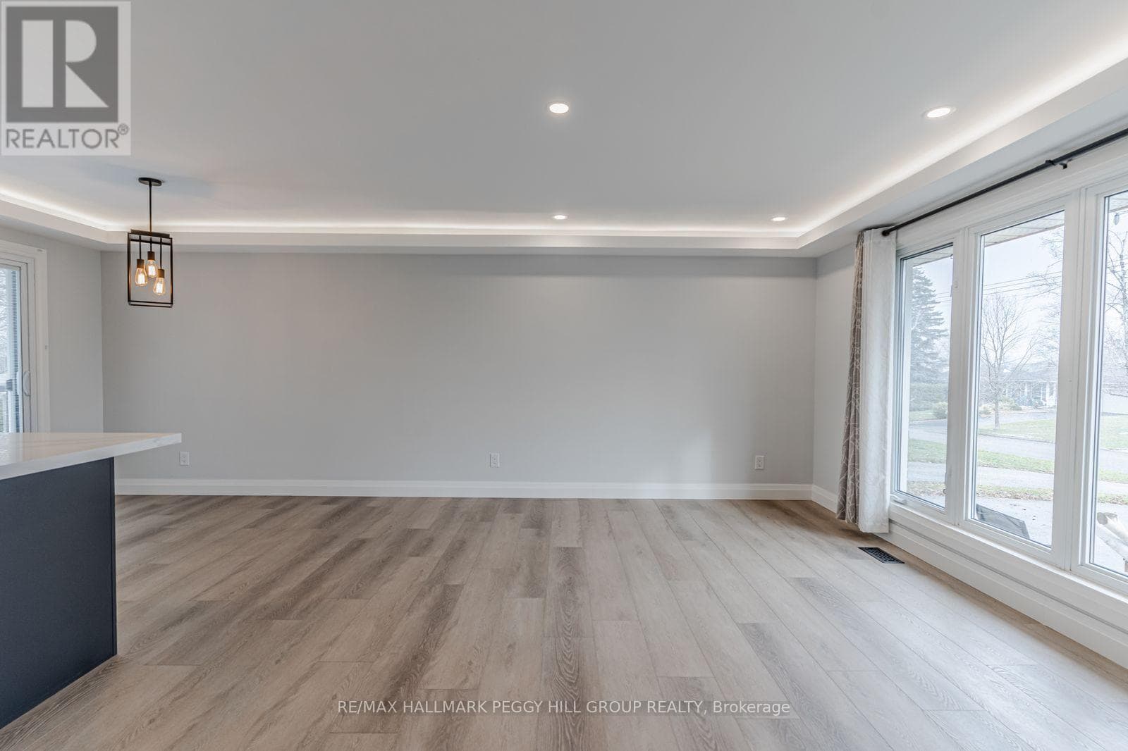 Single Family at Upper- 20 Ottaway Avenue, Barrie (Wellington), Ontario - Photo 7 - RE/MAX Garden City Realty