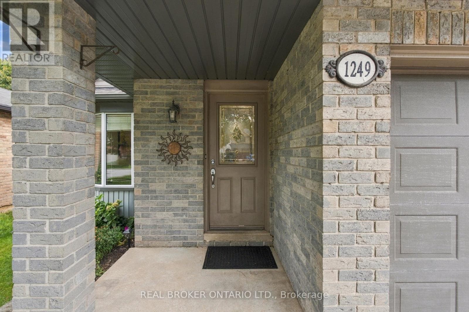 Single Family at 1249 Thorpe Road, Burlington (Brant), Ontario - Photo 3 - RE/MAX Garden City Realty