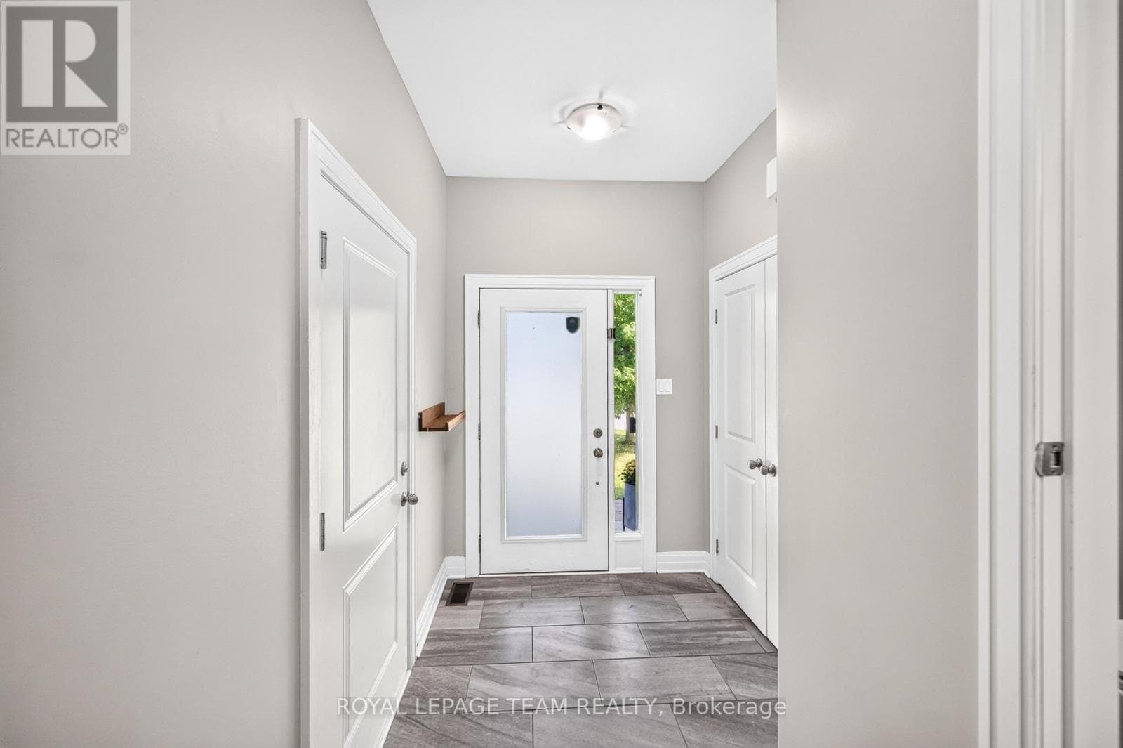 Single Family at 154 Woodhurst Crescent, Ottawa, Ontario - Photo 4 - RE/MAX Garden City Realty