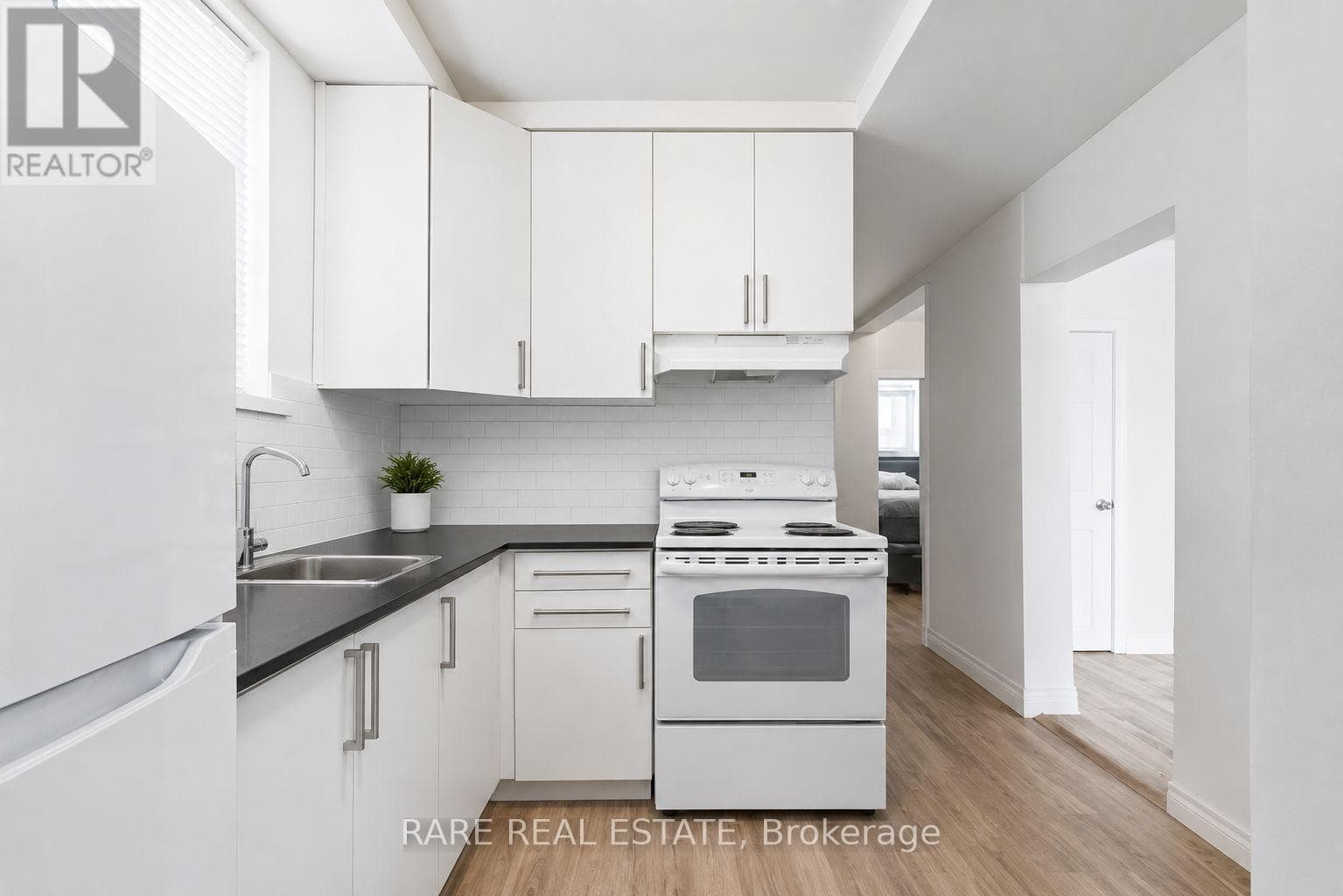 Multi-family at 1- 352 Hopewell Avenue, Toronto (Briar Hill-Belgravia), Ontario - Photo 4 - RE/MAX Garden City Realty