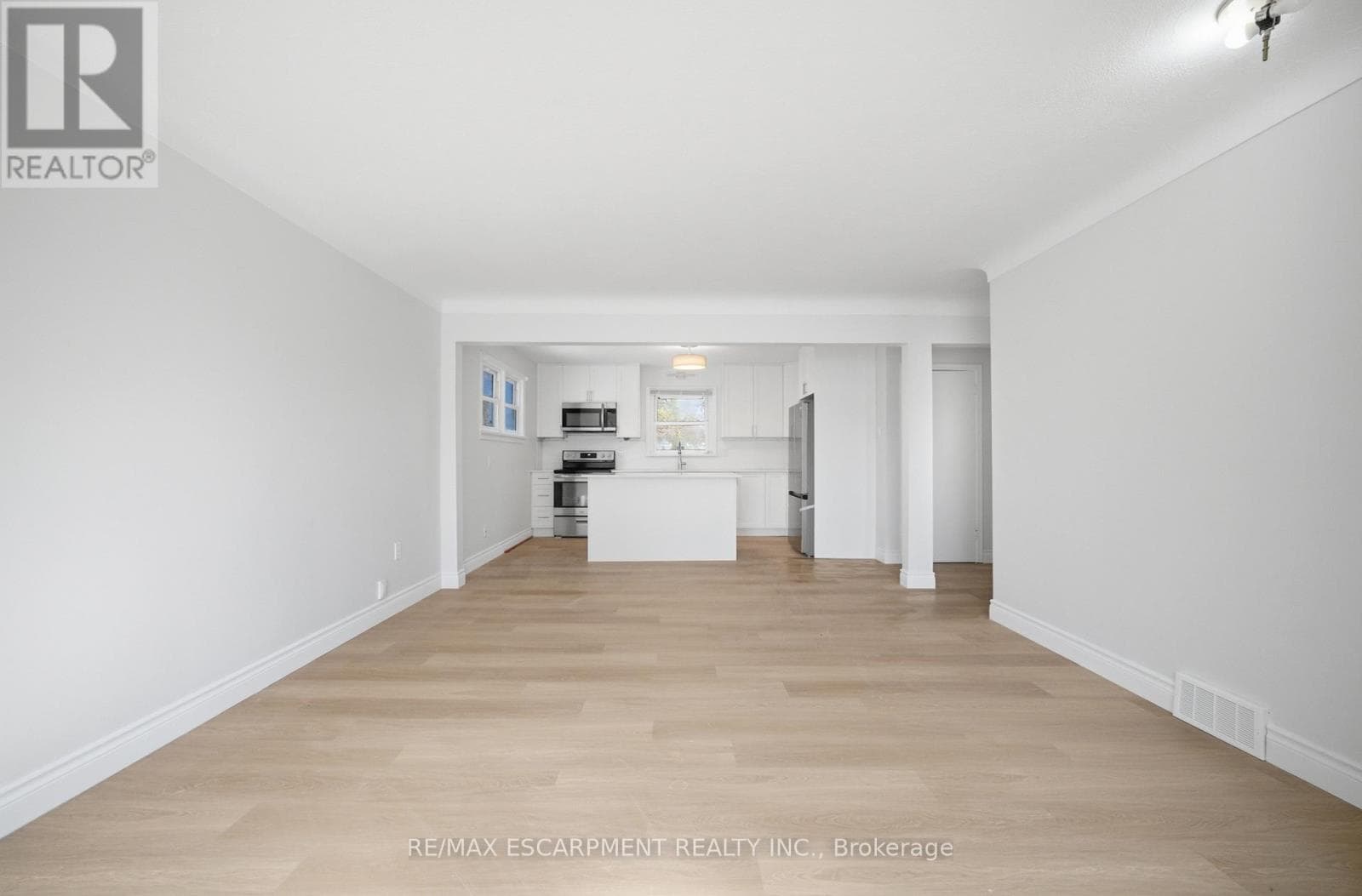 Single Family at 36 Woodelm Drive, St. Catharines (Carlton/Bunting), Ontario - Photo 3 - RE/MAX Garden City Realty