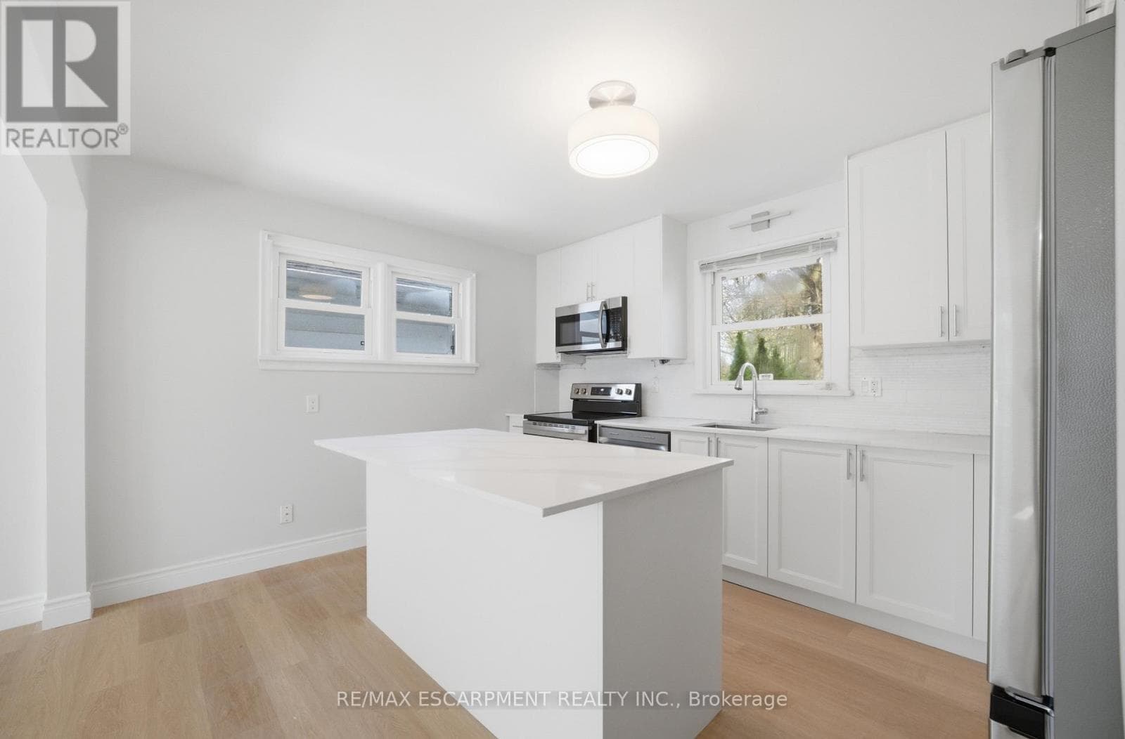 Single Family at 36 Woodelm Drive, St. Catharines (Carlton/Bunting), Ontario - Photo 7 - RE/MAX Garden City Realty