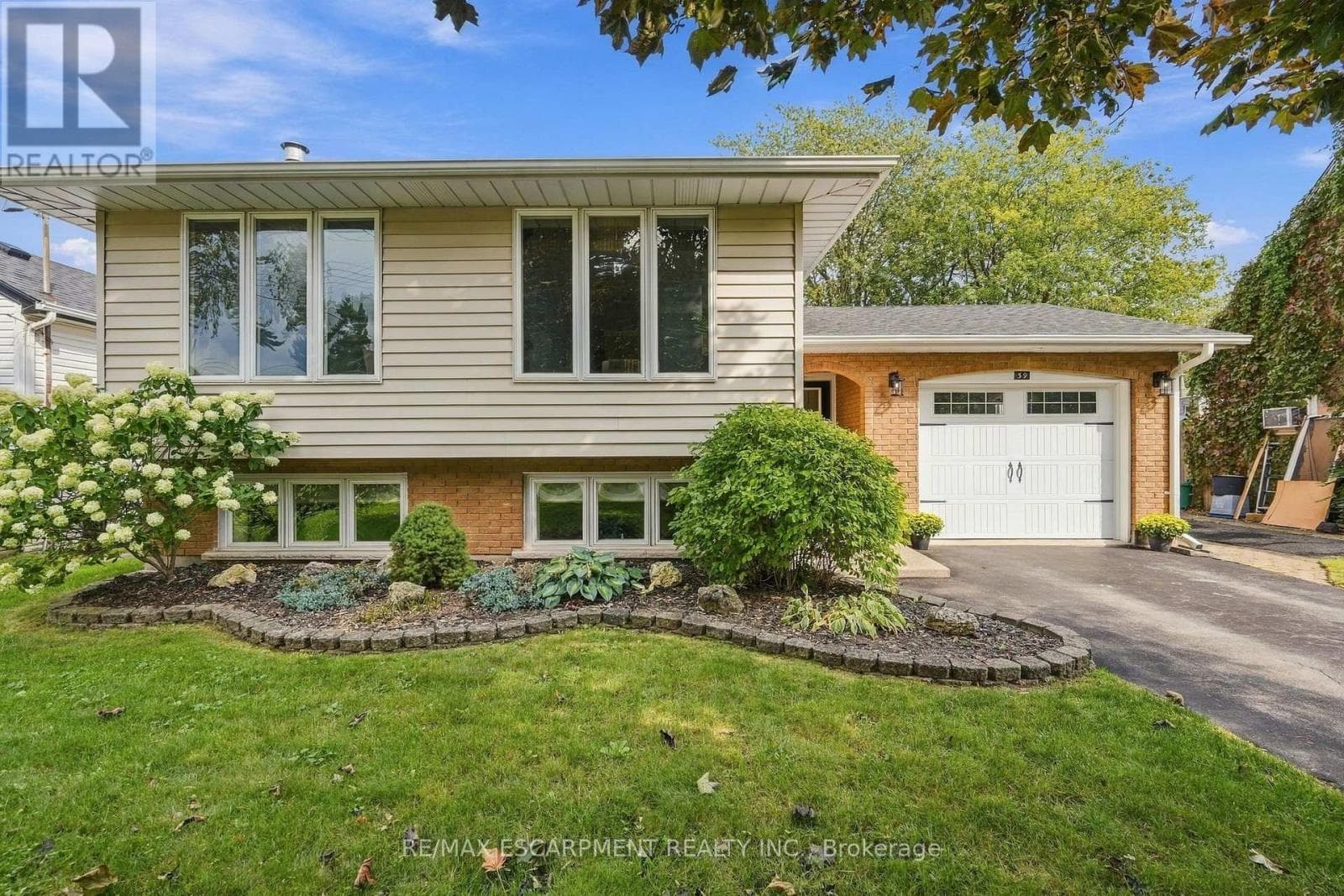 Single Family at 39 Rosemount Avenue, Port Colborne (Sugarloaf), Ontario - Photo 2 - RE/MAX Garden City Realty