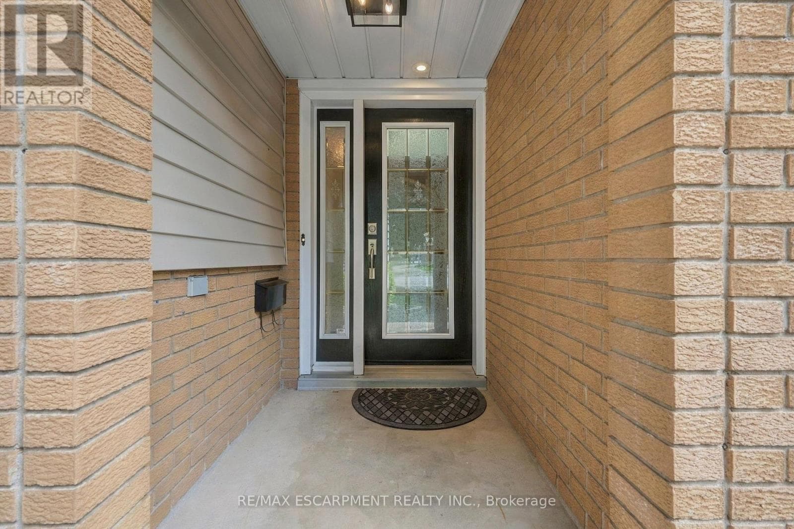 Single Family at 39 Rosemount Avenue, Port Colborne (Sugarloaf), Ontario - Photo 4 - RE/MAX Garden City Realty