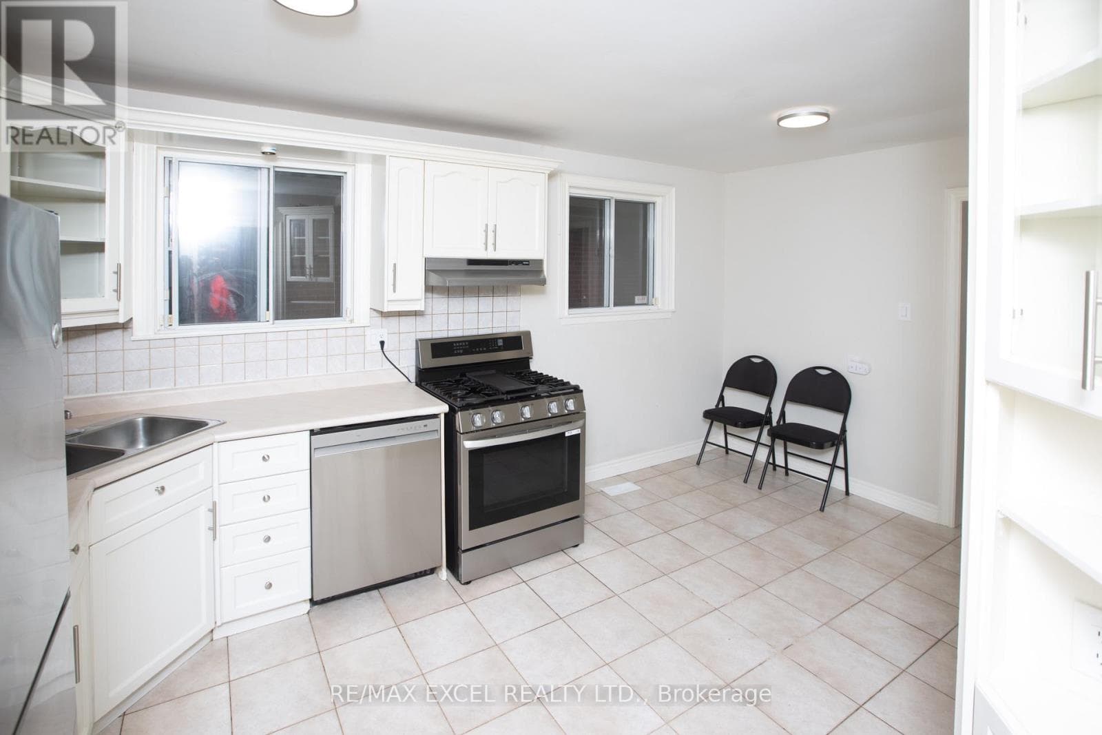 Single Family at Main Floor- 387 Crosby Avenue, Richmond Hill (Crosby), Ontario - Photo 7 - RE/MAX Garden City Realty