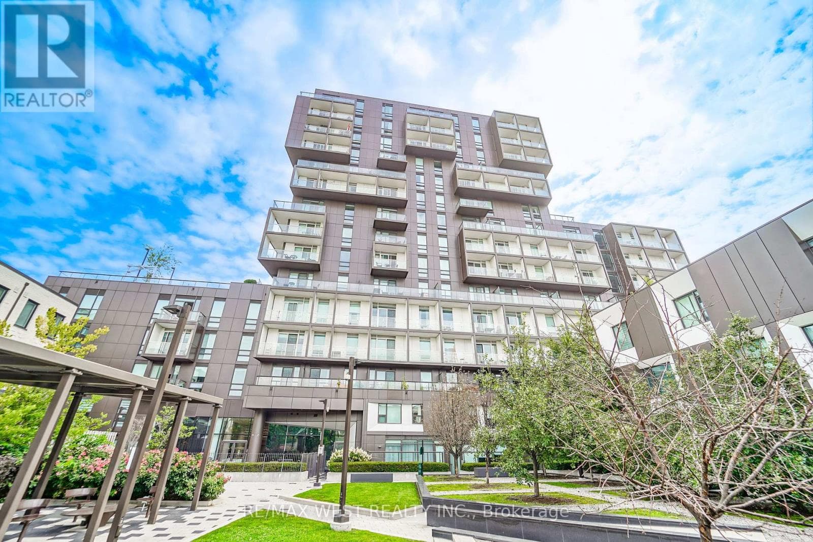 203- 80 Vanauley Street