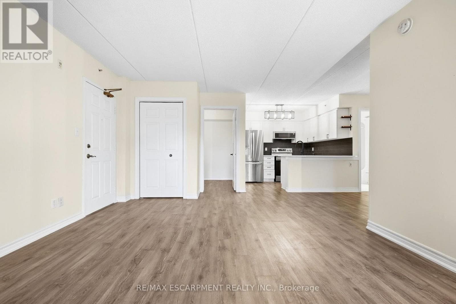 Single Family at 306- 2055 Appleby Line, Burlington (Uptown), Ontario - Photo 5 - RE/MAX Garden City Realty