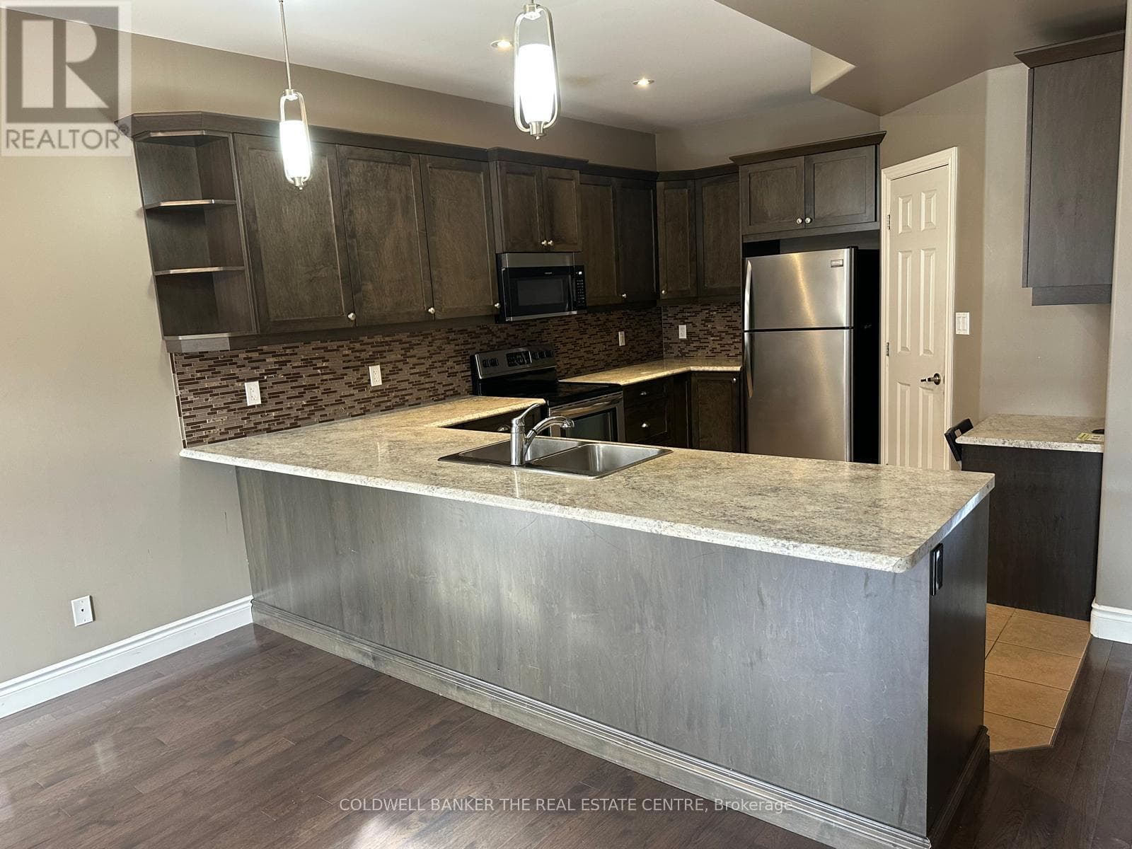 Single Family at 48 Hanover Court, Belleville (Thurlow Ward), Ontario - Photo 5 - RE/MAX Garden City Realty