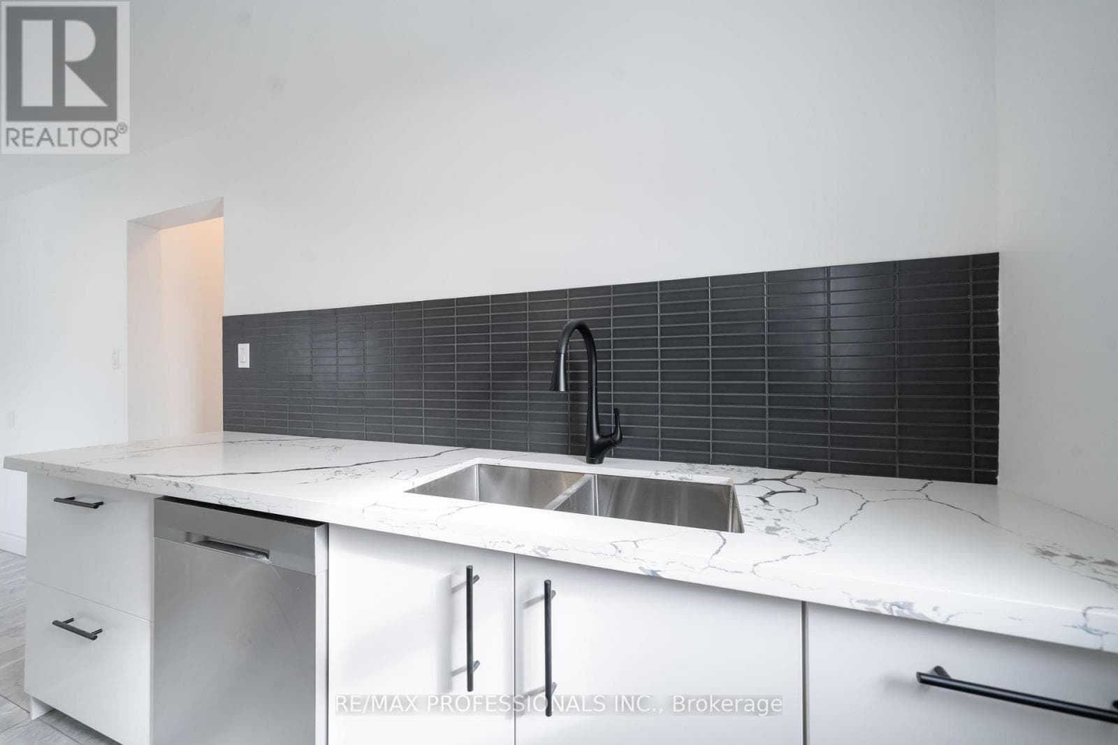Single Family at MAIN- 174 Thirtieth Street, Toronto (Alderwood), Ontario - Photo 10 - RE/MAX Garden City Realty