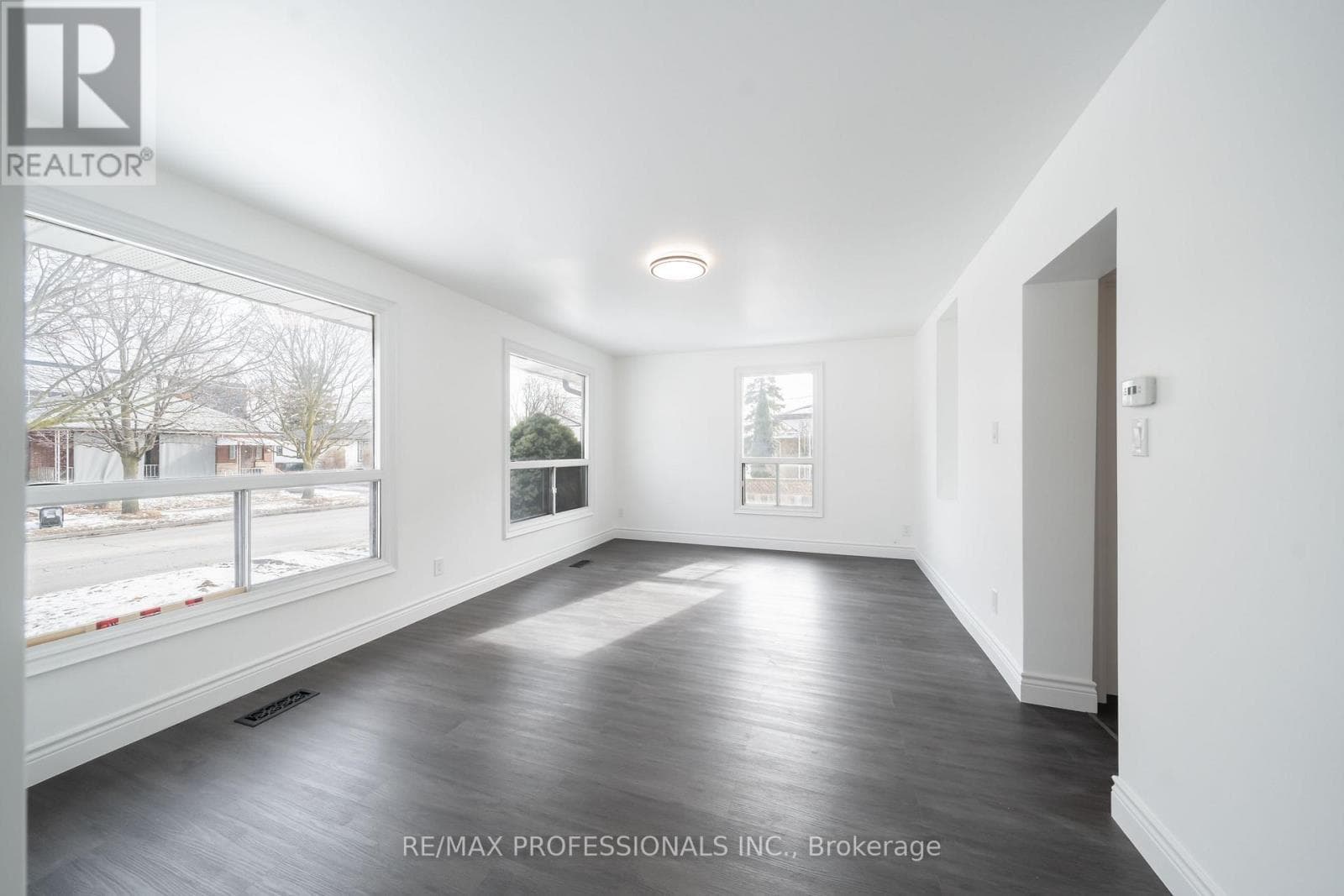 Single Family at MAIN- 174 Thirtieth Street, Toronto (Alderwood), Ontario - Photo 5 - RE/MAX Garden City Realty