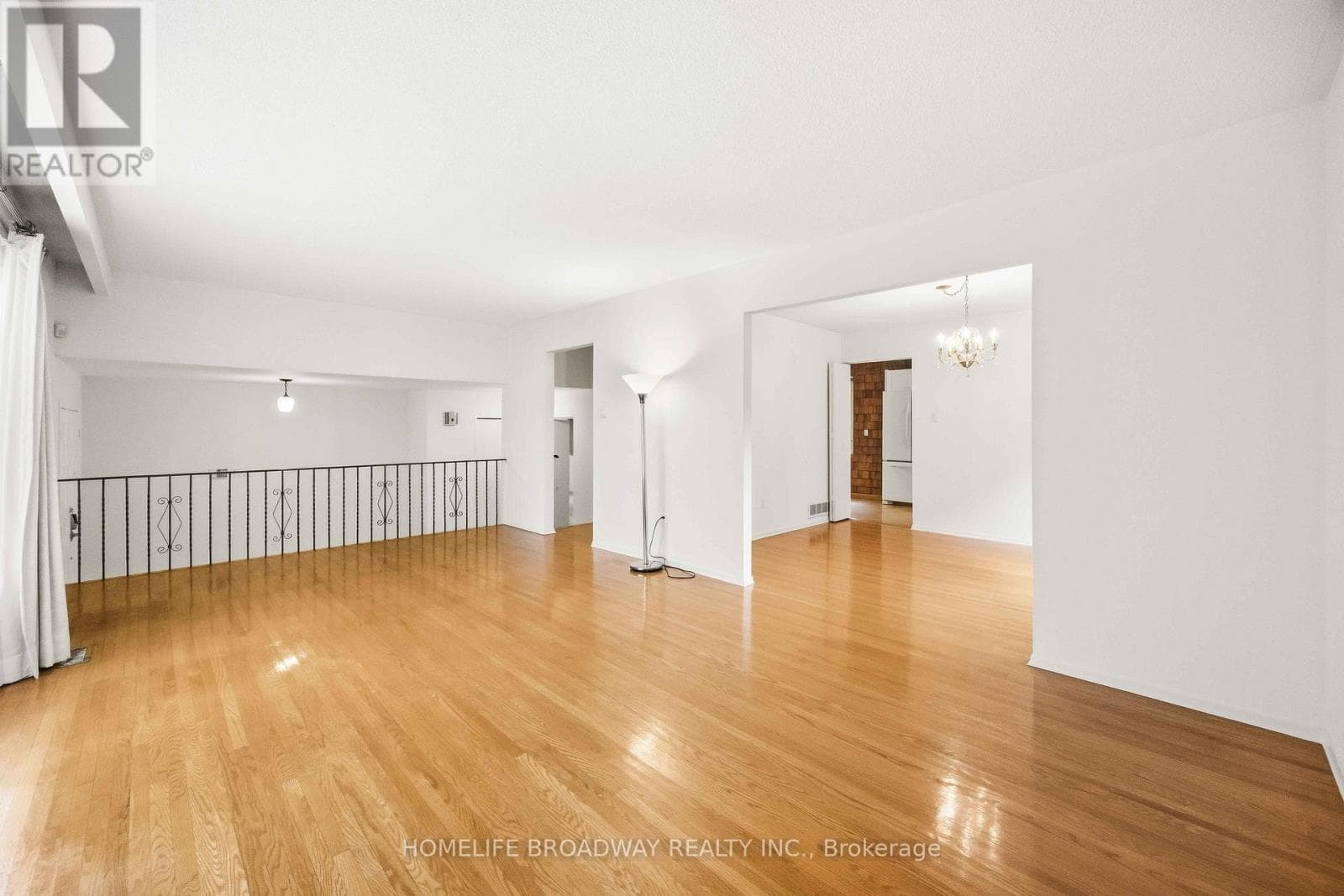 Single Family at 212 Bayview Fairways Drive, Markham (Bayview Fairway-Bayview Country Club Estates), Ontario - Photo 7 - RE/MAX Garden City Realty