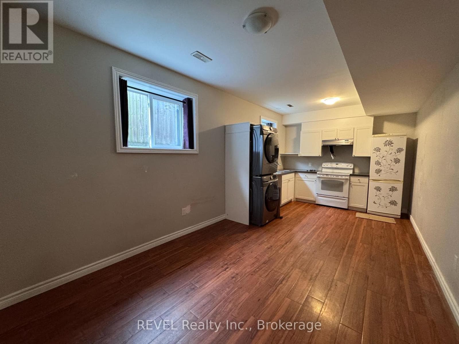 Single Family at 438 MCALPINE Avenue, Welland (Welland Downtown), Ontario - Photo 3 - RE/MAX Garden City Realty