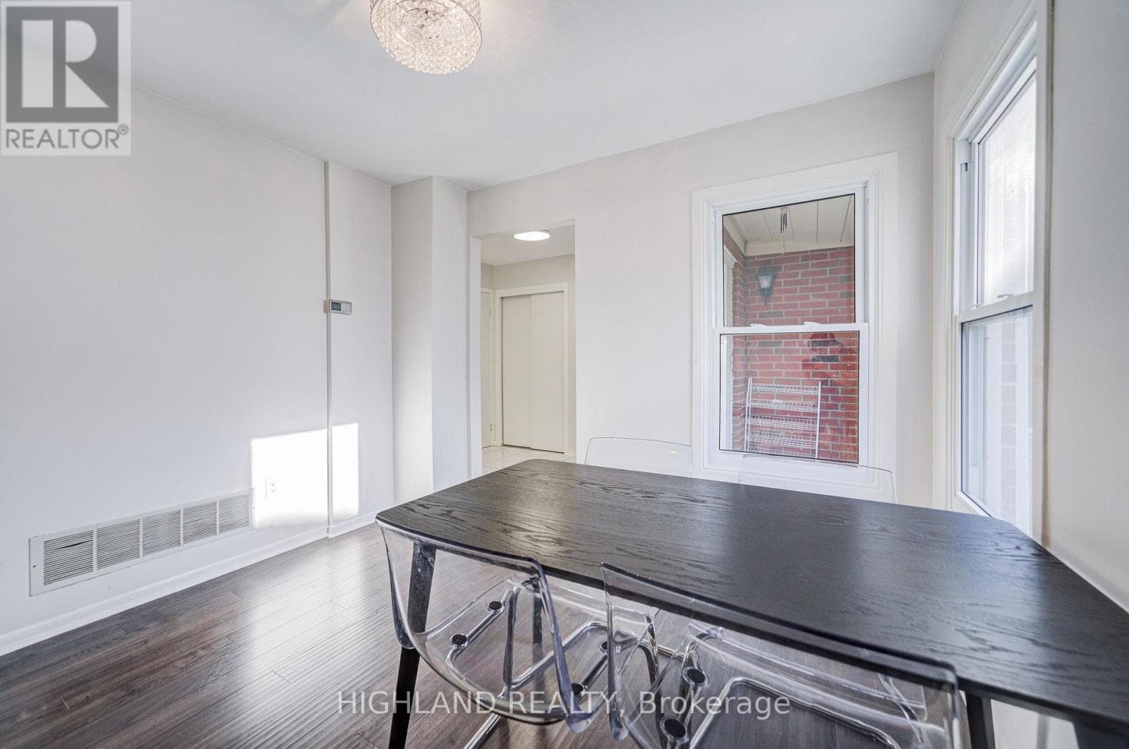 Single Family at 2032 Glenada Crescent, Oakville (WC Wedgewood Creek), Ontario - Photo 7 - RE/MAX Garden City Realty