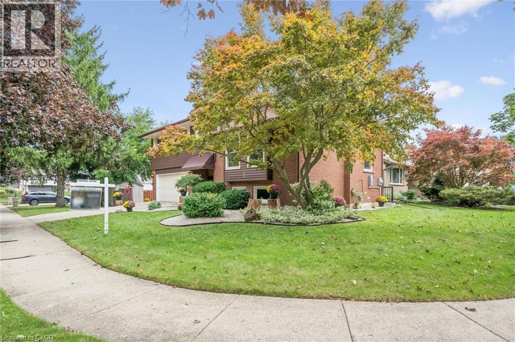 Single Family at 21 COLEBROOK Court, Kitchener, Ontario - Photo 3 - RE/MAX Garden City Realty