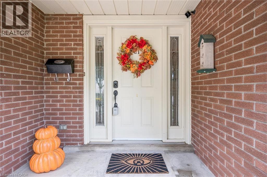 Single Family at 21 COLEBROOK Court, Kitchener, Ontario - Photo 4 - RE/MAX Garden City Realty
