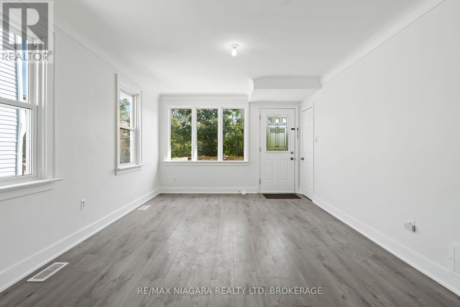 Single Family at 9 Prince Street, St. Catharines (E. Chester), Ontario - Photo 2 - RE/MAX Garden City Realty