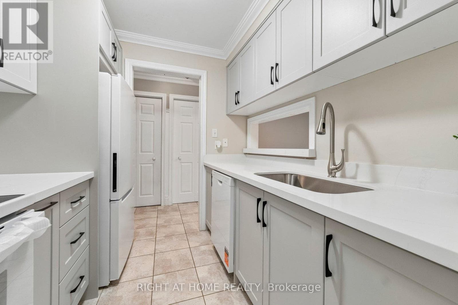 Single Family at 318- 193 Lake Driveway Drive, Ajax (South West), Ontario - Photo 8 - RE/MAX Garden City Realty