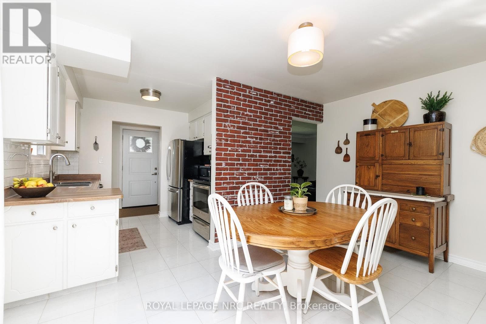 Single Family at 8025 Michael Street, Niagara Falls (Ascot), Ontario - Photo 10 - RE/MAX Garden City Realty