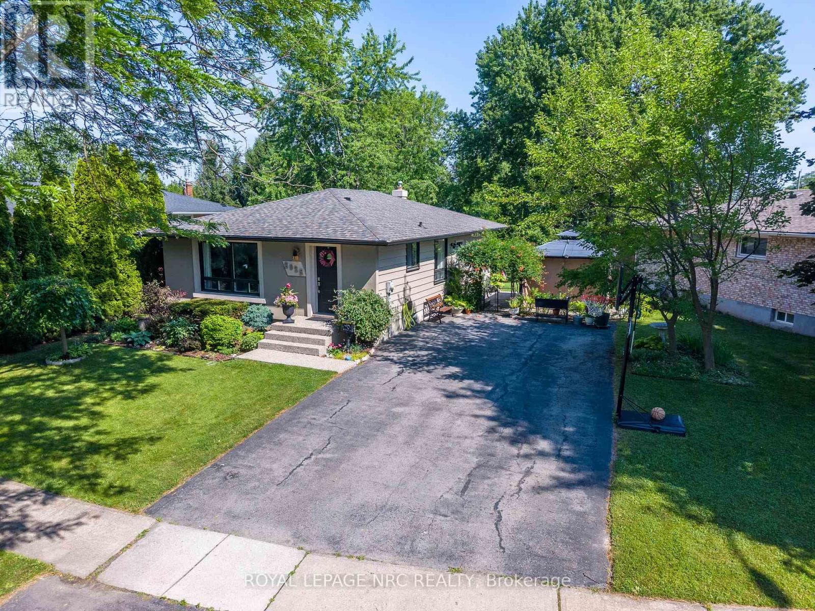 Single Family at 8025 Michael Street, Niagara Falls (Ascot), Ontario - Photo 2 - RE/MAX Garden City Realty