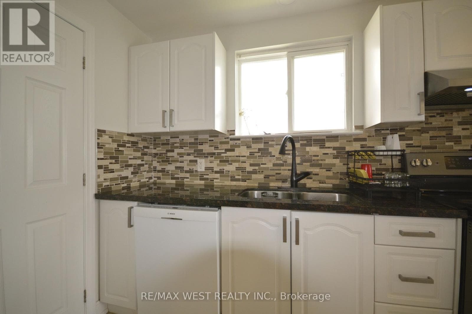 Single Family at 32 Axsmith Crescent, Toronto (Don Valley Village), Ontario - Photo 7 - RE/MAX Garden City Realty
