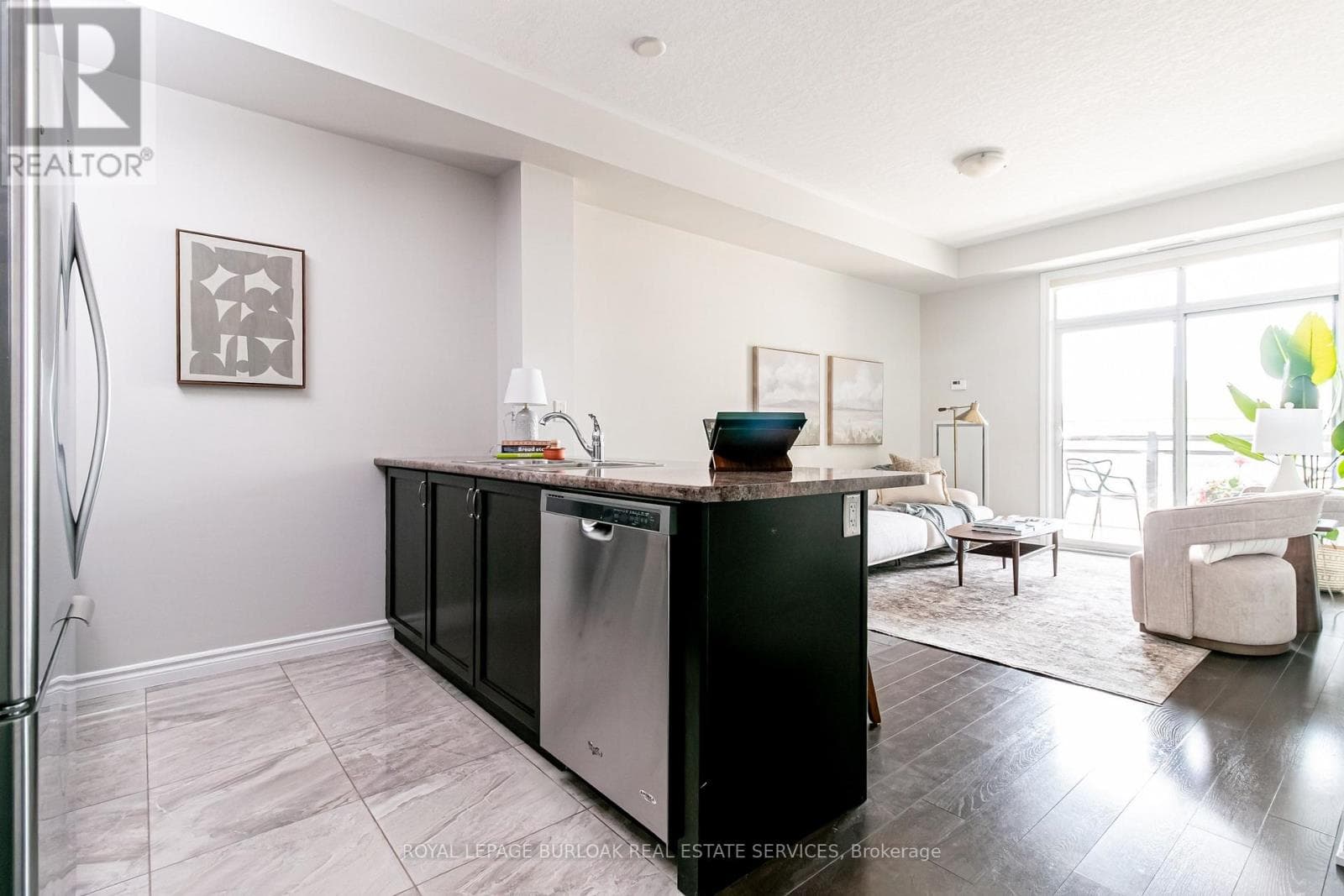 Single Family at 221- 35 Southshore Crescent, Hamilton (Lakeshore), Ontario - Photo 9 - RE/MAX Garden City Realty