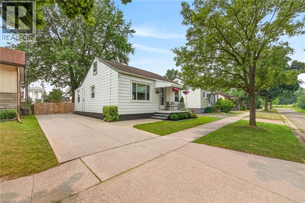 Single Family at 309 COMMANDO Street, Welland, Ontario - Photo 4 - RE/MAX Garden City Realty