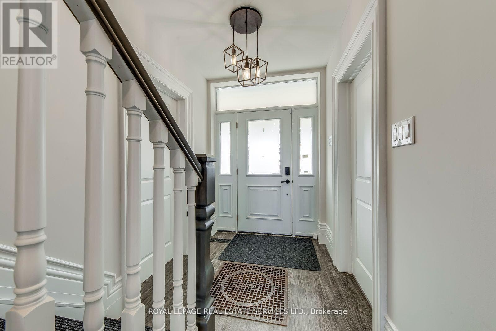 Single Family at 317 Queen Street, Mississauga (Streetsville), Ontario - Photo 4 - RE/MAX Garden City Realty