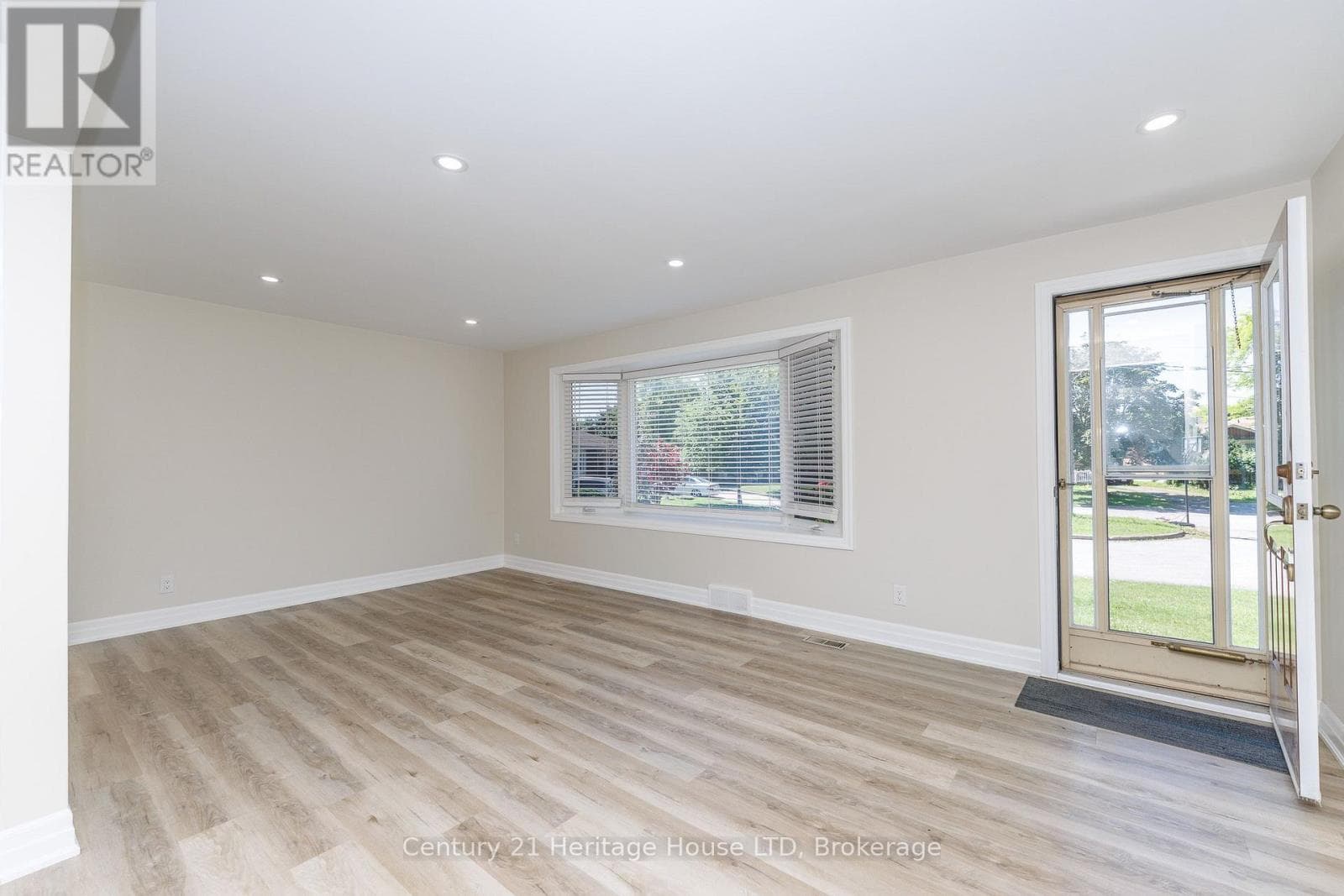 Single Family at upper- 37 Coronation Boulevard, St. Catharines (Grapeview), Ontario - Photo 3 - RE/MAX Garden City Realty