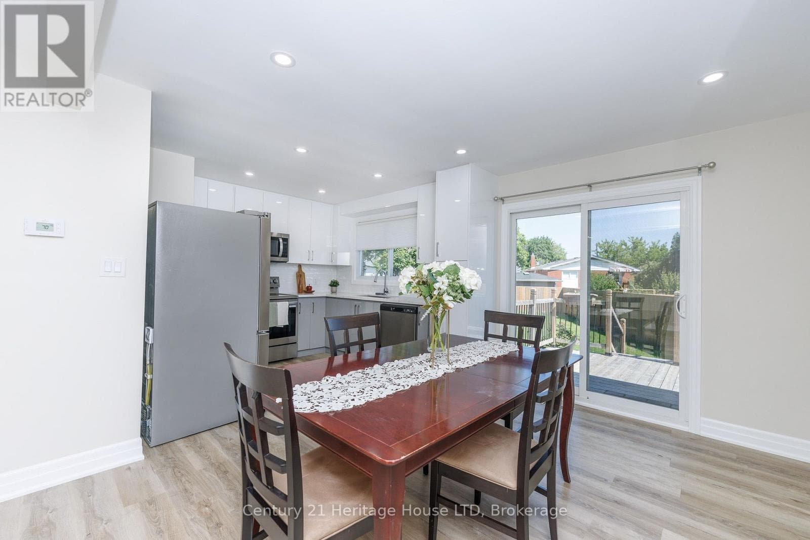 Single Family at upper- 37 Coronation Boulevard, St. Catharines (Grapeview), Ontario - Photo 5 - RE/MAX Garden City Realty