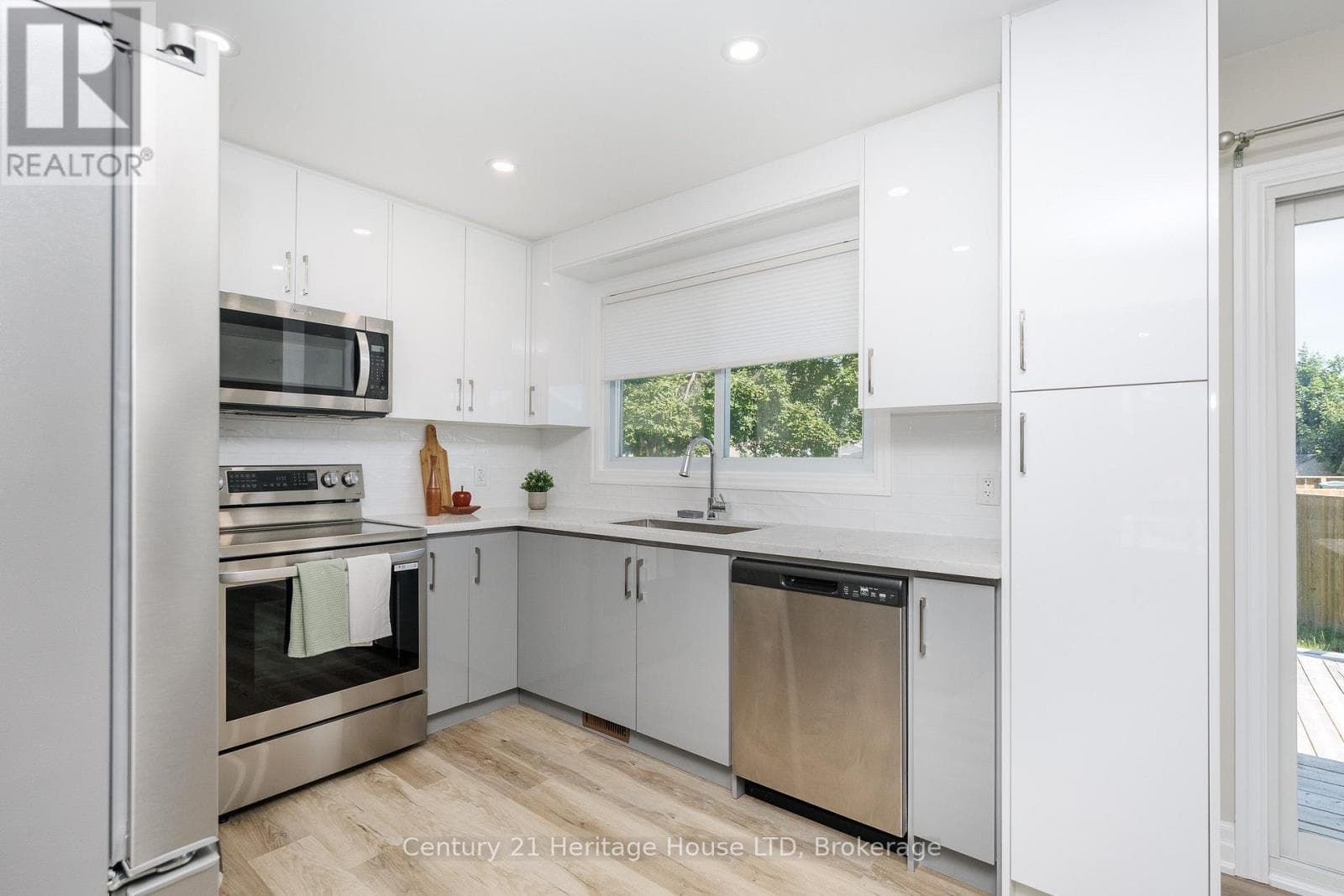 Single Family at upper- 37 Coronation Boulevard, St. Catharines (Grapeview), Ontario - Photo 6 - RE/MAX Garden City Realty