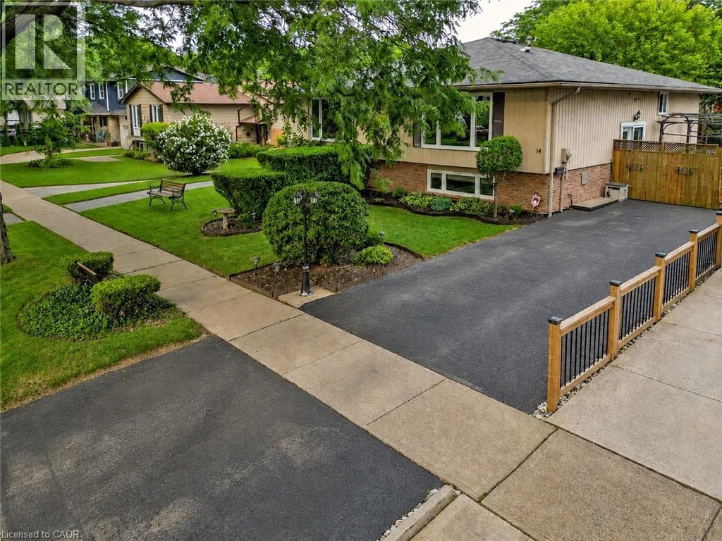 Single Family at 14 WOODEDEN Road, Grimsby, Ontario - Photo 1 - RE/MAX Garden City Realty