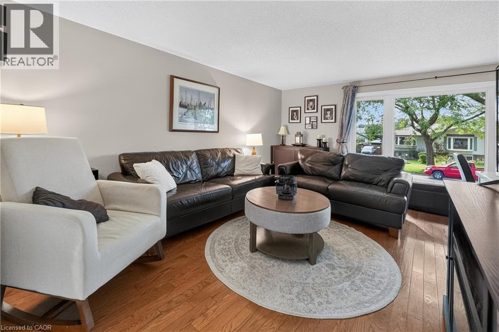 Single Family at 14 WOODEDEN Road, Grimsby, Ontario - Photo 5 - RE/MAX Garden City Realty