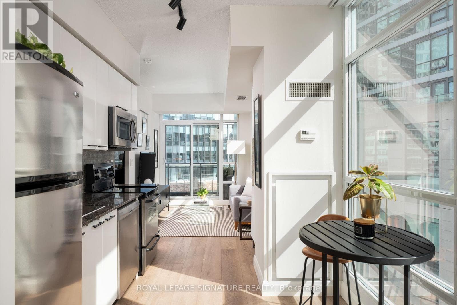 804- 15 Bruyeres Mews