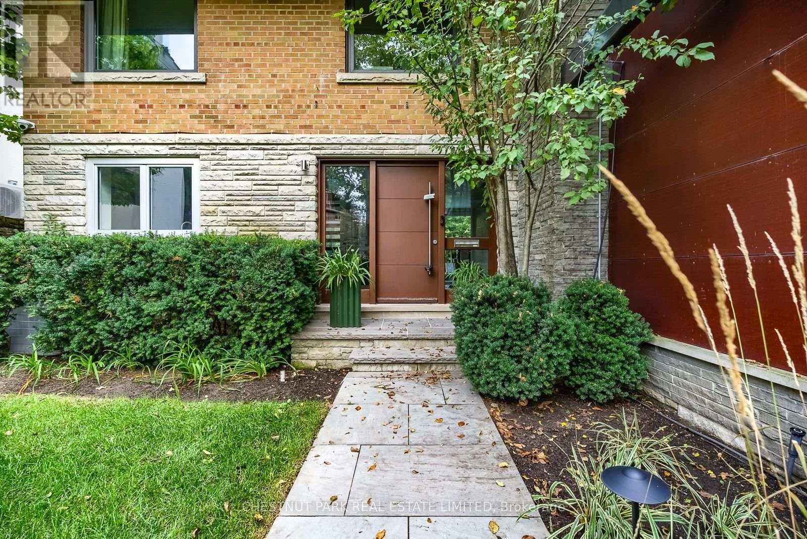 Single Family at 16 Fallingbrook Wood, Toronto (Birchcliffe-Cliffside), Ontario - Photo 3 - RE/MAX Garden City Realty