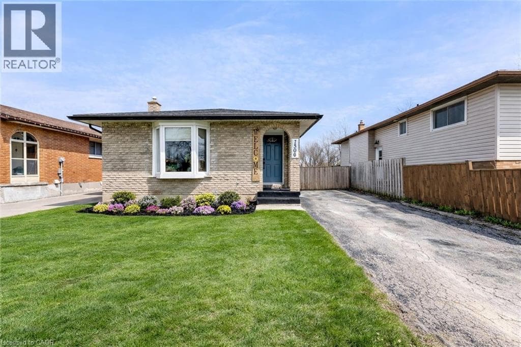Single Family at 7506 JUBILEE Drive, Niagara Falls, Ontario - Photo 2 - RE/MAX Garden City Realty