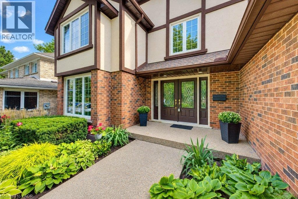 Single Family at 546 SANDBROOKE Court, Waterloo, Ontario - Photo 5 - RE/MAX Garden City Realty