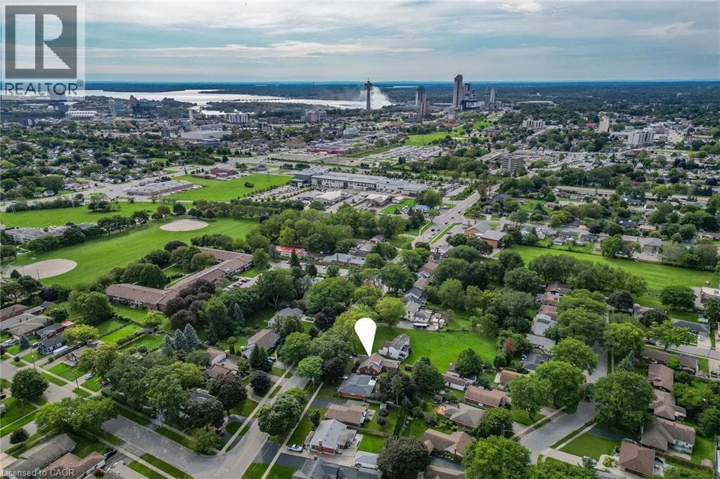 Single Family at 5049 PORTAGE Road, Niagara Falls, Ontario - Photo 4 - RE/MAX Garden City Realty