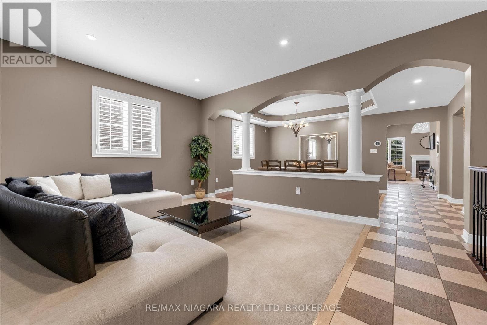 Single Family at 404 Wright Crescent, Niagara-on-the-Lake (Glendale), Ontario - Photo 3 - RE/MAX Garden City Realty