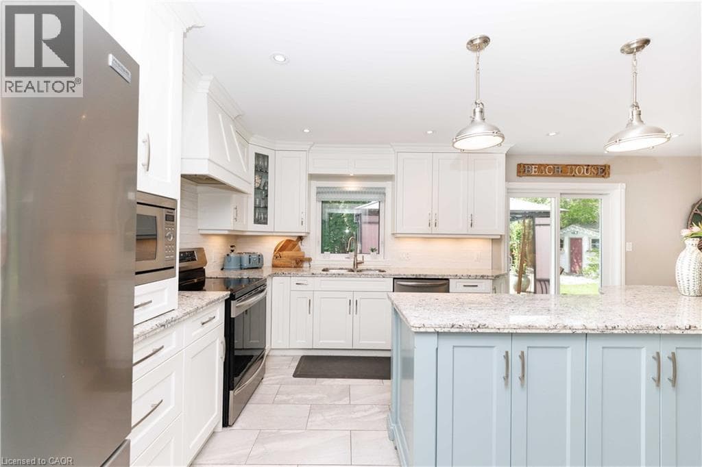 Single Family at 8 CHEVAL Drive, Grimsby, Ontario - Photo 8 - RE/MAX Garden City Realty