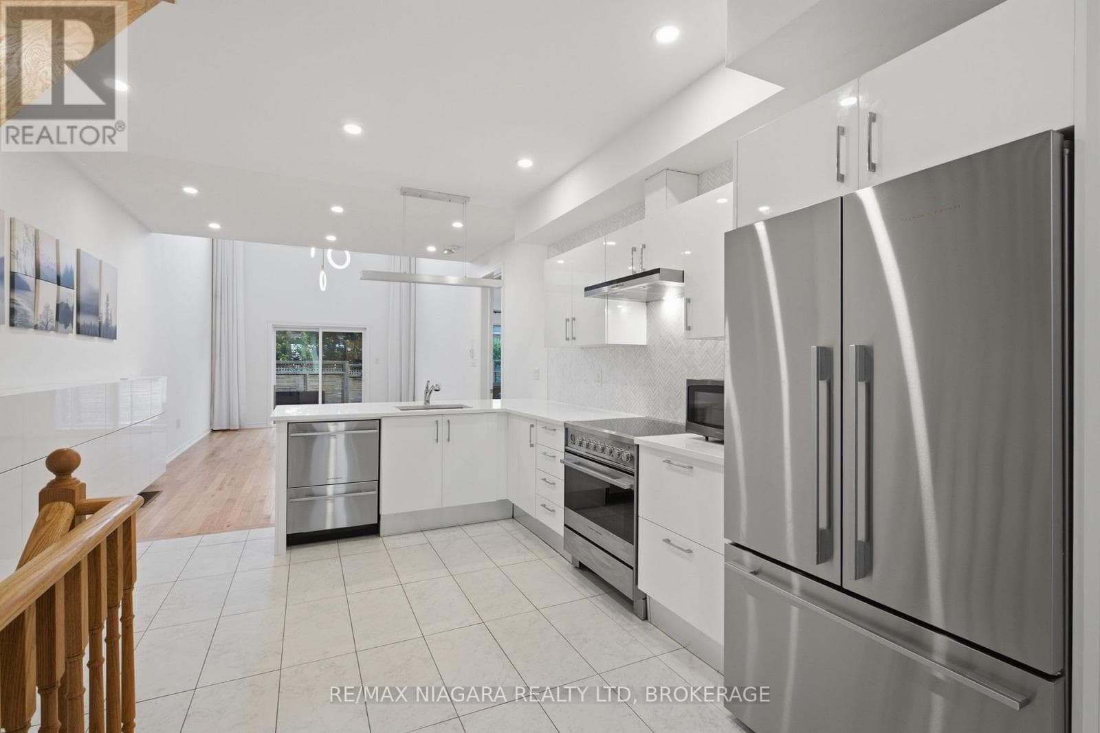 Single Family at 12 George Manor, Niagara-on-the-Lake (Town), Ontario - Photo 6 - RE/MAX Garden City Realty