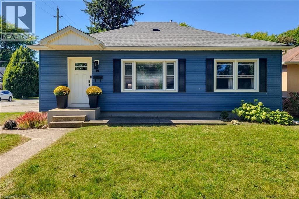 Single Family at 19 THORNDALE Avenue, St. Catharines, Ontario - Photo 2 - RE/MAX Garden City Realty