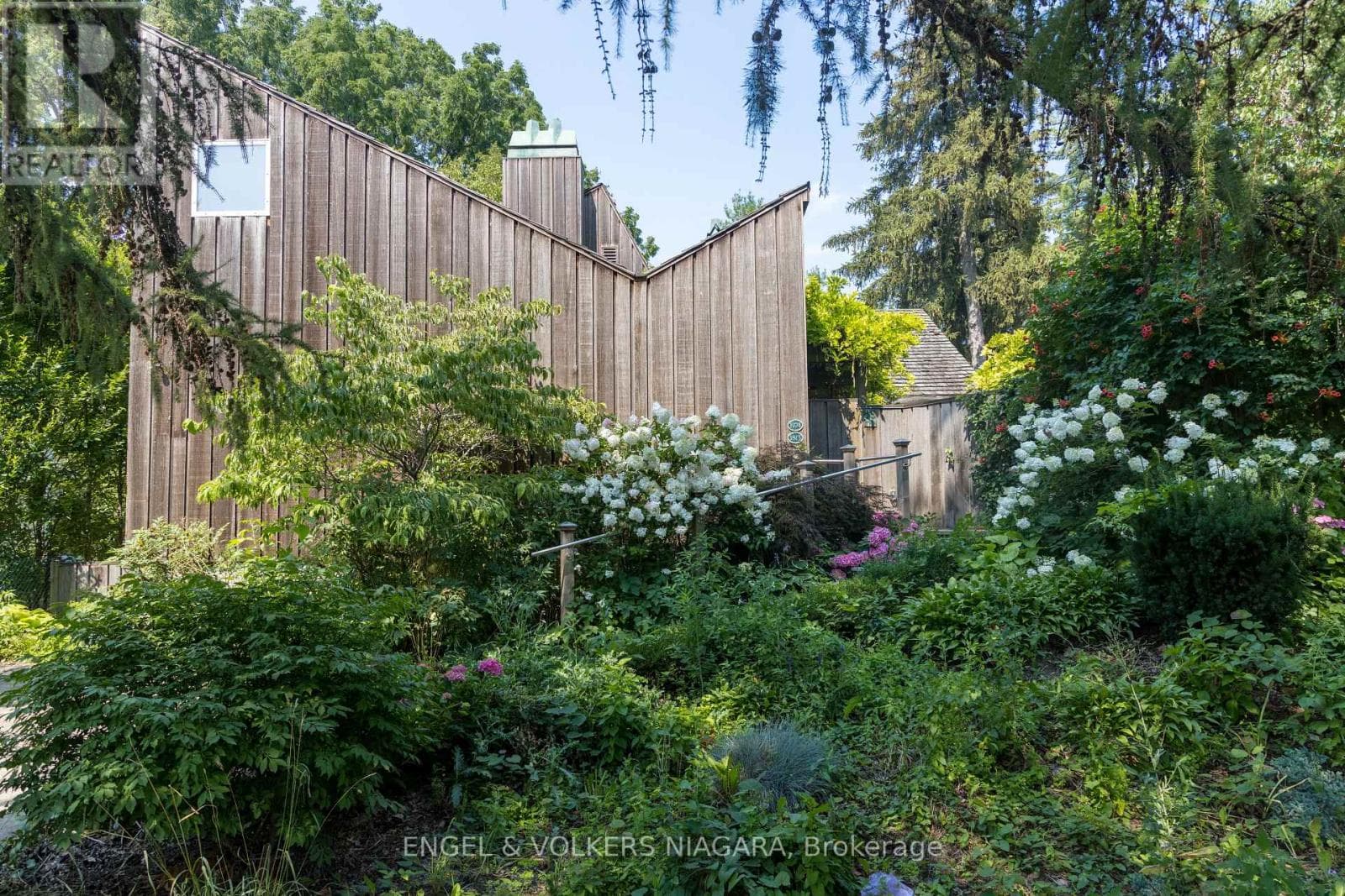 Single Family at 89 Byron Street, Niagara-on-the-Lake (Town), Ontario - Photo 4 - RE/MAX Garden City Realty