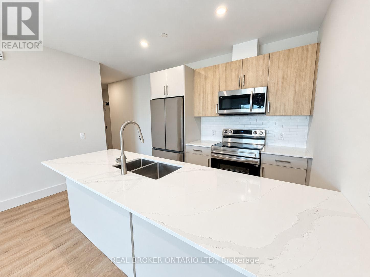 Single Family at 307- 8 Hutt Lane, Thorold (Thorold Downtown), Ontario - Photo 2 - RE/MAX Garden City Realty